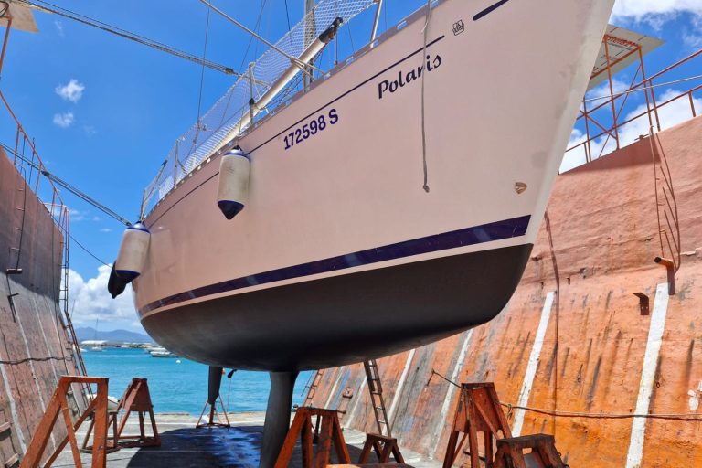 Segelyacht Polaris auf dem Trockendock auf Saint Marteen in der Karibik. Schiffstyp: Dufour Classic 43